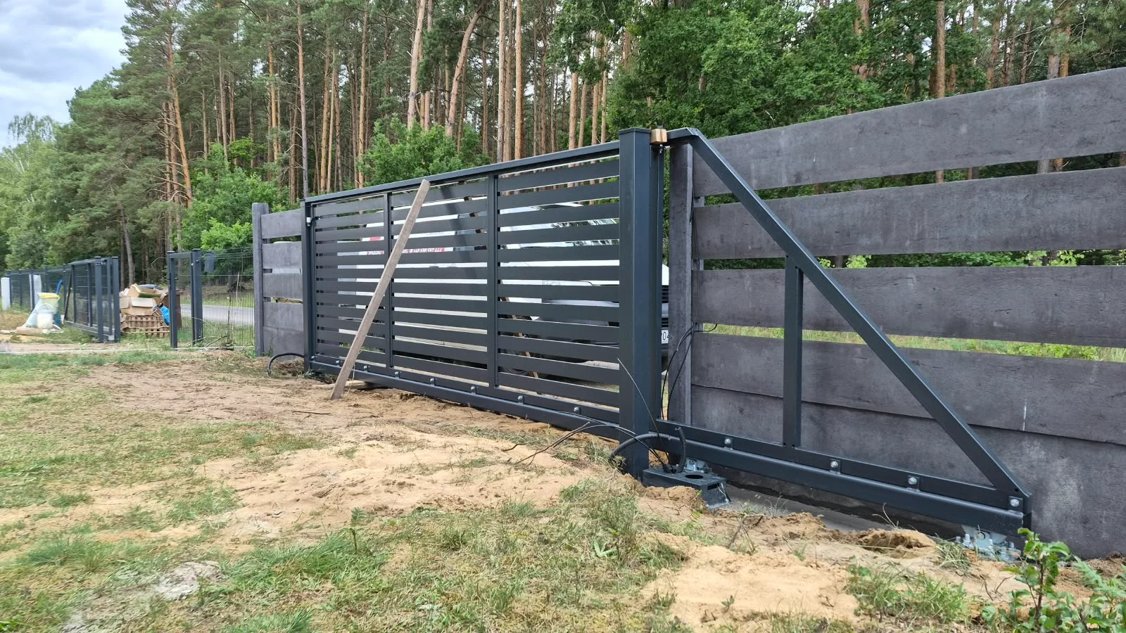 Nowoczesna brama z paneli z wypełnieniem aluminiowym