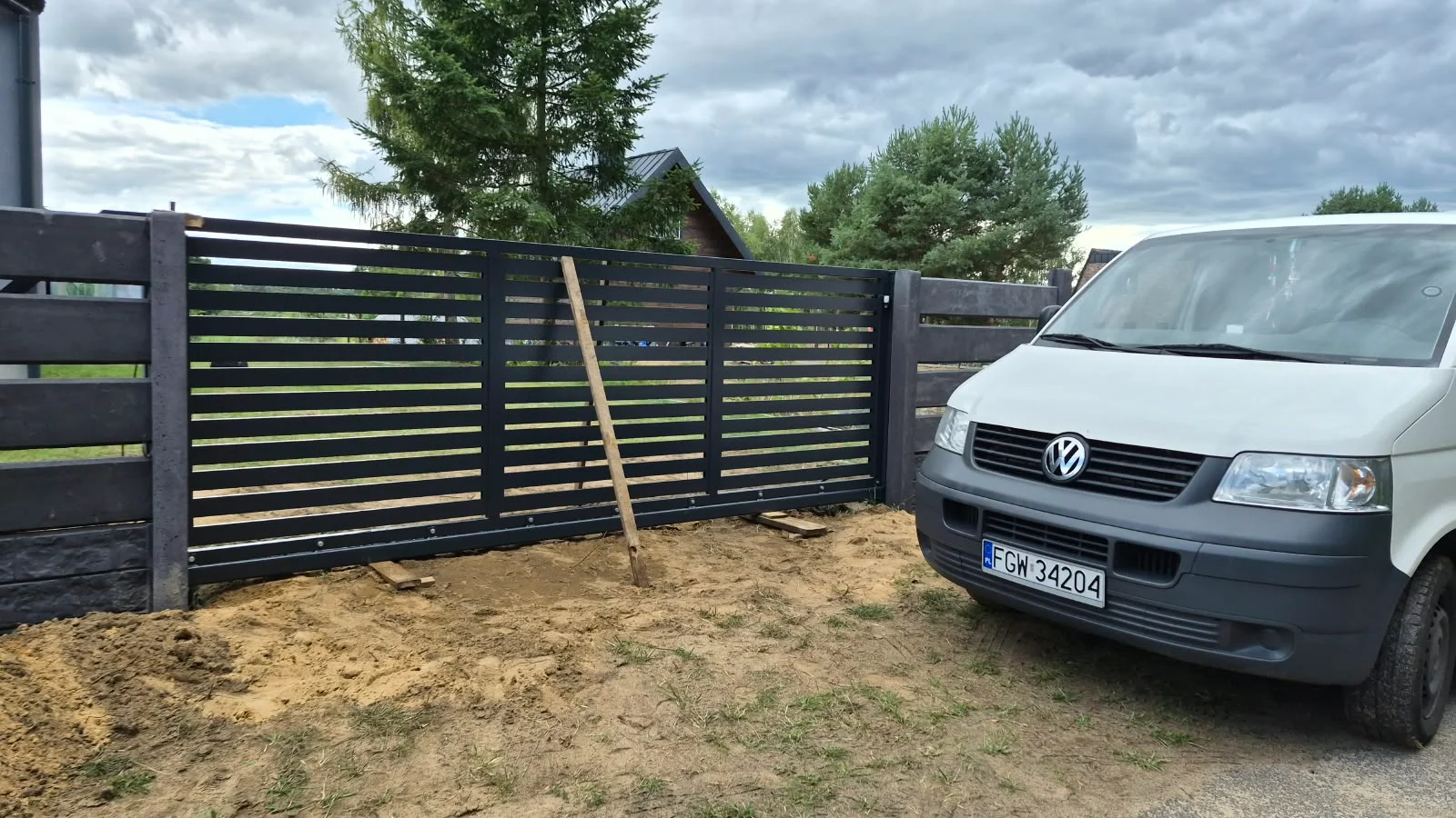 Nowoczesna brama z paneli z wypełnieniem aluminiowym